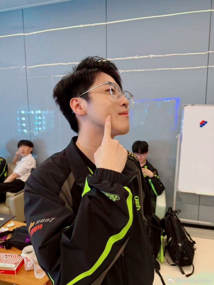 Zhuo赛后更新动态：lpl最厚脸皮顶穿鞋底